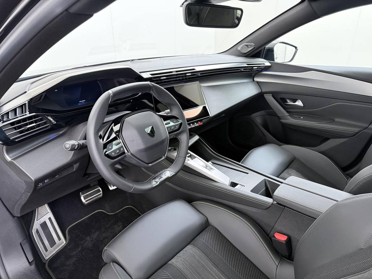 Peugeot 408 Peugeot e-408 GT 58 kWh NIEUWE AUTO 13KM!| FULL OPTION| PANO| FOCAL AUDIO| 360 CAMERA| ELEKTRISCHE ACHTERKLEP| ELEK. STOELEN| STOEL + STUURVERWARMING MET MASSAGE|