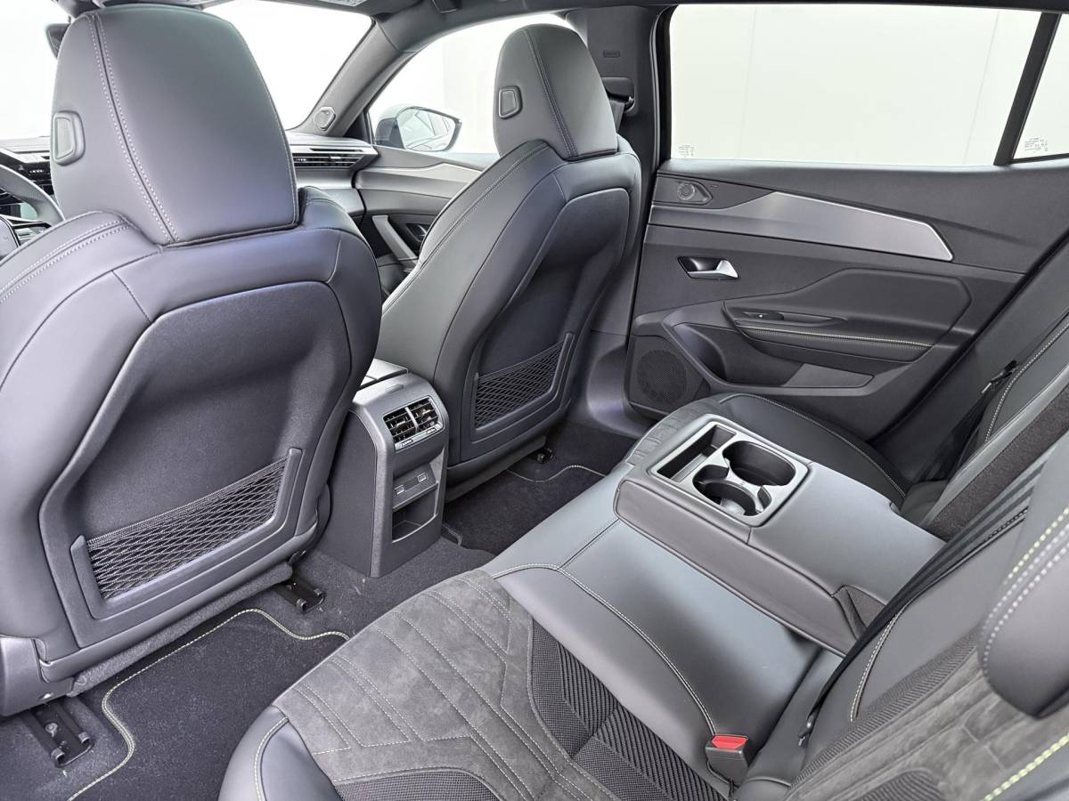 Peugeot 408 Peugeot e-408 GT 58 kWh NIEUWE AUTO 13KM!| FULL OPTION| PANO| FOCAL AUDIO| 360 CAMERA| ELEKTRISCHE ACHTERKLEP| ELEK. STOELEN| STOEL + STUURVERWARMING MET MASSAGE|