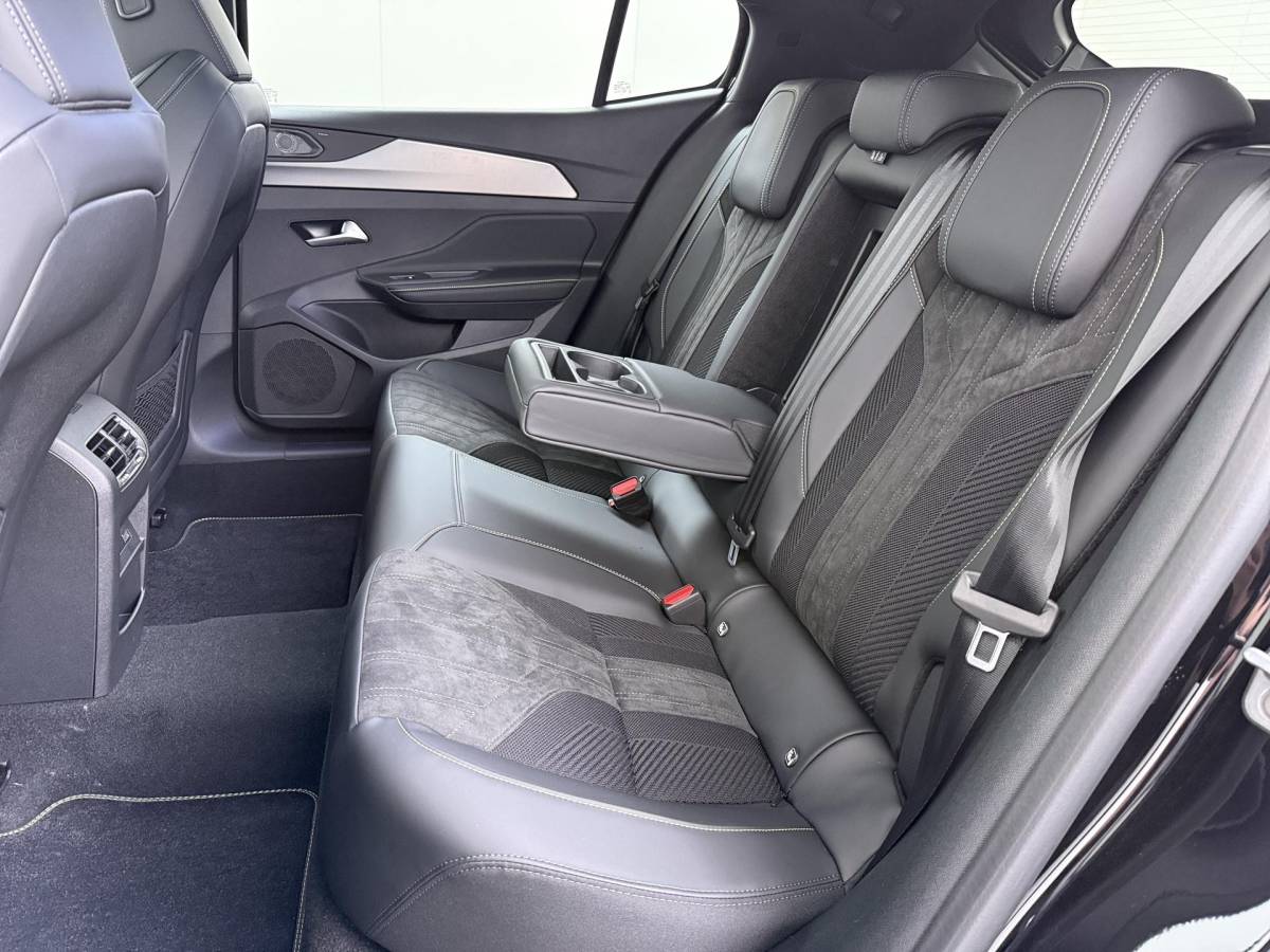 Peugeot 408 Peugeot e-408 GT 58 kWh NIEUWE AUTO 13KM!| FULL OPTION| PANO| FOCAL AUDIO| 360 CAMERA| ELEKTRISCHE ACHTERKLEP| ELEK. STOELEN| STOEL + STUURVERWARMING MET MASSAGE|