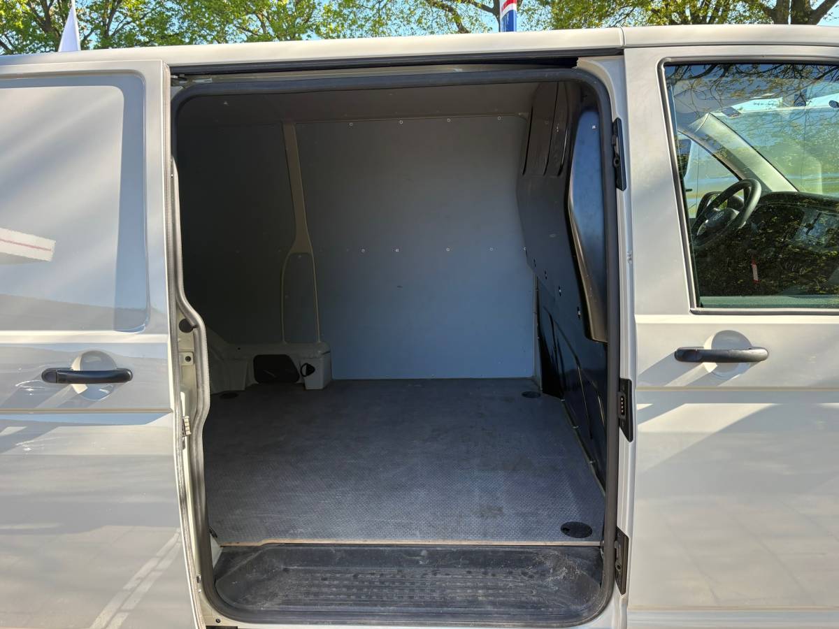 Volkswagen Transporter Volkswagen TRANSPORTER 2.0 TDI L2H1 150PK!|DSG Automaat|cruise control|airco|achteruitrijcamera|apple carplay|drie zitplaatsen