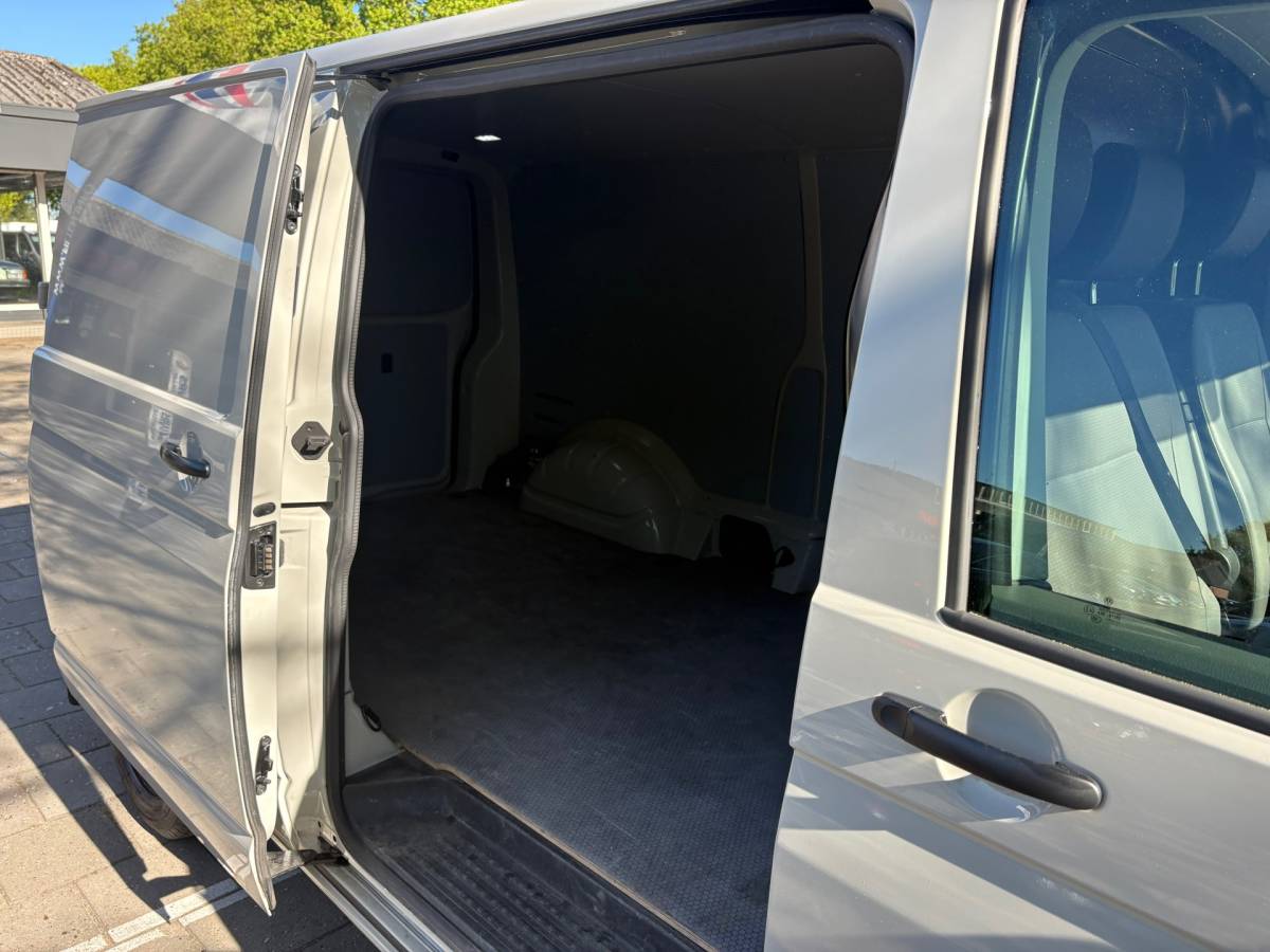 Volkswagen Transporter Volkswagen TRANSPORTER 2.0 TDI L2H1 150PK!|DSG Automaat|cruise control|airco|achteruitrijcamera|apple carplay|drie zitplaatsen