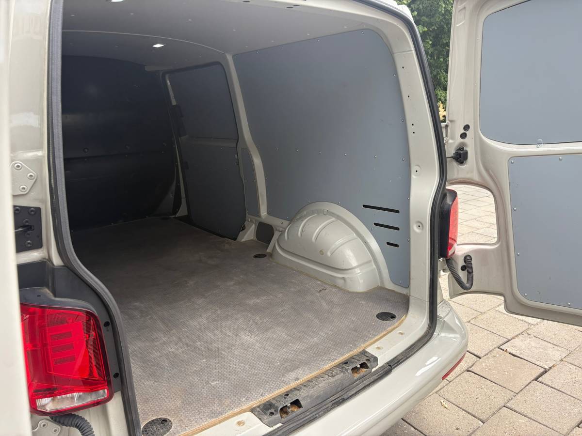 Volkswagen Transporter Volkswagen TRANSPORTER 2.0 TDI L2H1 150PK!|DSG Automaat|cruise control|airco|achteruitrijcamera|apple carplay|drie zitplaatsen