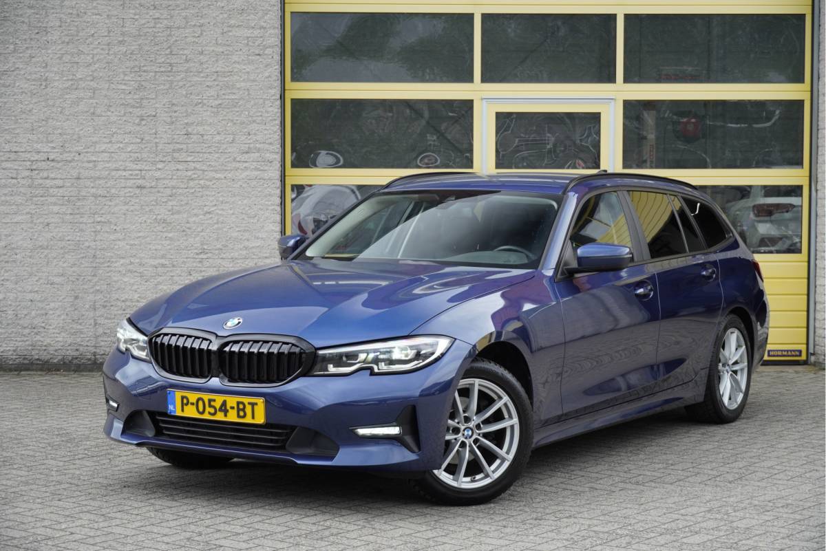 BMW 3 Serie BMW 3-serie Touring 318i Automaat! Business Edition Plus BJ2022 Lmv 17″ | Led V+A | Pdc | Elek. achterklep | App-Connect | Navi | Virtual cockpit | Climate control | Cruise control | Lederen bekleding | Sportstoelen | Verwarmde voorstoelen | Getint glas