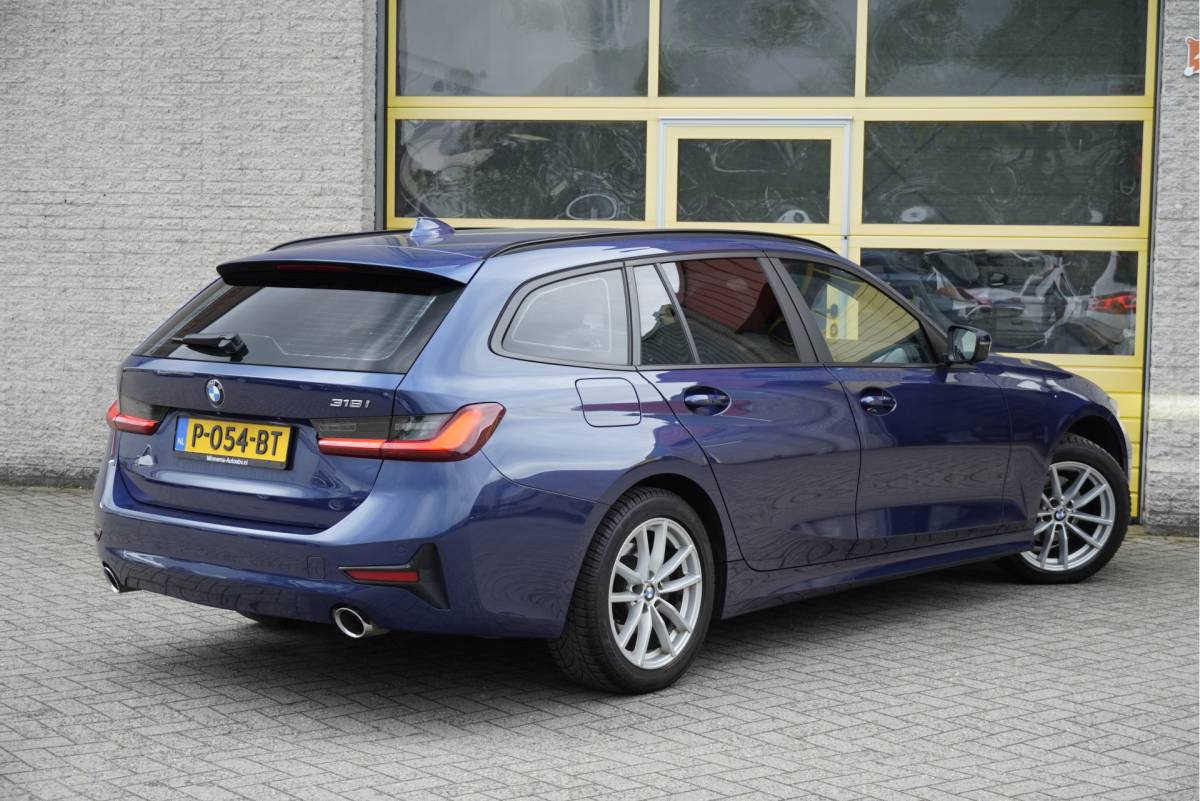 BMW 3 Serie BMW 3-serie Touring 318i Automaat! Business Edition Plus BJ2022 Lmv 17″ | Led V+A | Pdc | Elek. achterklep | App-Connect | Navi | Virtual cockpit | Climate control | Cruise control | Lederen bekleding | Sportstoelen | Verwarmde voorstoelen | Getint glas