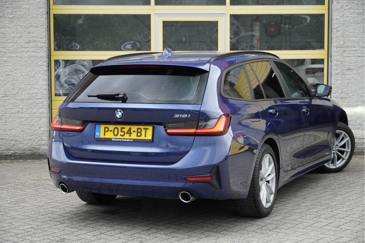 BMW 3 Serie BMW 3-serie Touring 318i Automaat! Business Edition Plus BJ2022 Lmv 17″ | Led V+A | Pdc | Elek. achterklep | App-Connect | Navi | Virtual cockpit | Climate control | Cruise control | Lederen bekleding | Sportstoelen | Verwarmde voorstoelen | Getint glas