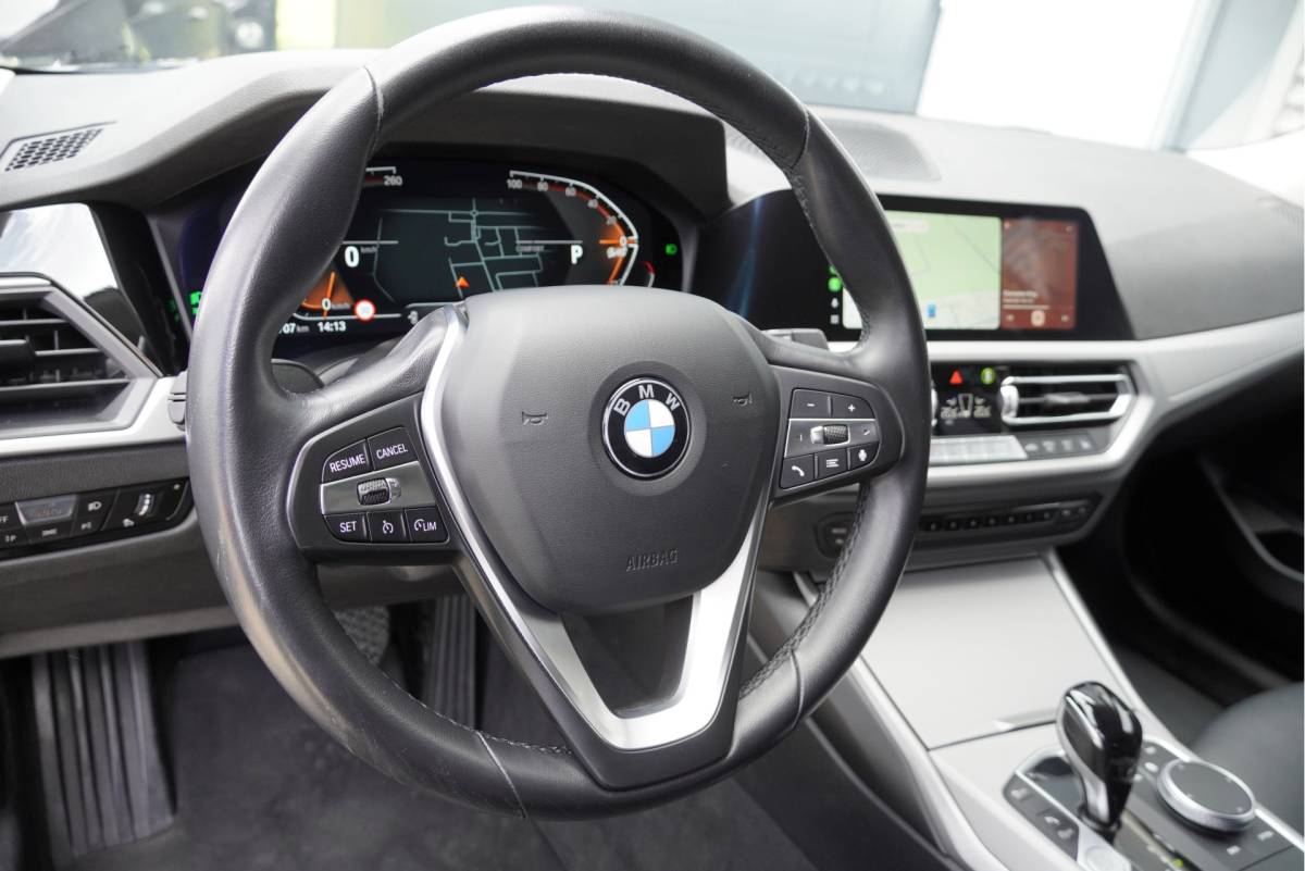 BMW 3 Serie BMW 3-serie Touring 318i Automaat! Business Edition Plus BJ2022 Lmv 17″ | Led V+A | Pdc | Elek. achterklep | App-Connect | Navi | Virtual cockpit | Climate control | Cruise control | Lederen bekleding | Sportstoelen | Verwarmde voorstoelen | Getint glas