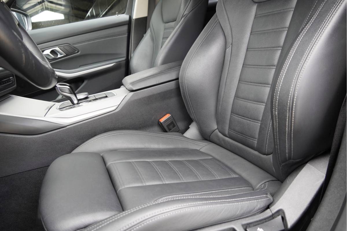 BMW 3 Serie BMW 3-serie Touring 318i Automaat! Business Edition Plus BJ2022 Lmv 17″ | Led V+A | Pdc | Elek. achterklep | App-Connect | Navi | Virtual cockpit | Climate control | Cruise control | Lederen bekleding | Sportstoelen | Verwarmde voorstoelen | Getint glas
