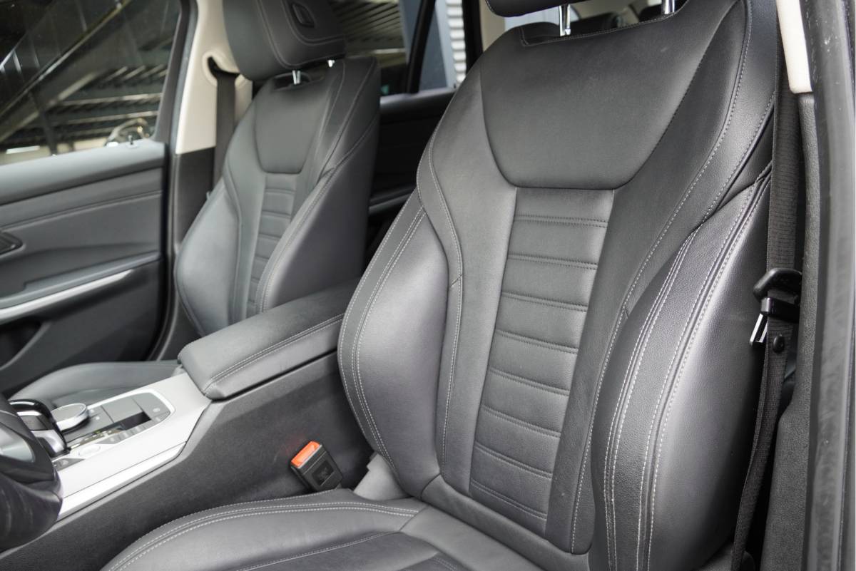 BMW 3 Serie BMW 3-serie Touring 318i Automaat! Business Edition Plus BJ2022 Lmv 17″ | Led V+A | Pdc | Elek. achterklep | App-Connect | Navi | Virtual cockpit | Climate control | Cruise control | Lederen bekleding | Sportstoelen | Verwarmde voorstoelen | Getint glas