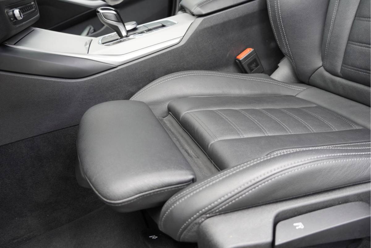 BMW 3 Serie BMW 3-serie Touring 318i Automaat! Business Edition Plus BJ2022 Lmv 17″ | Led V+A | Pdc | Elek. achterklep | App-Connect | Navi | Virtual cockpit | Climate control | Cruise control | Lederen bekleding | Sportstoelen | Verwarmde voorstoelen | Getint glas