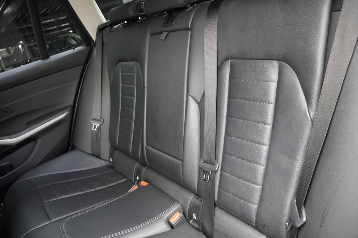 BMW 3 Serie BMW 3-serie Touring 318i Automaat! Business Edition Plus BJ2022 Lmv 17″ | Led V+A | Pdc | Elek. achterklep | App-Connect | Navi | Virtual cockpit | Climate control | Cruise control | Lederen bekleding | Sportstoelen | Verwarmde voorstoelen | Getint glas