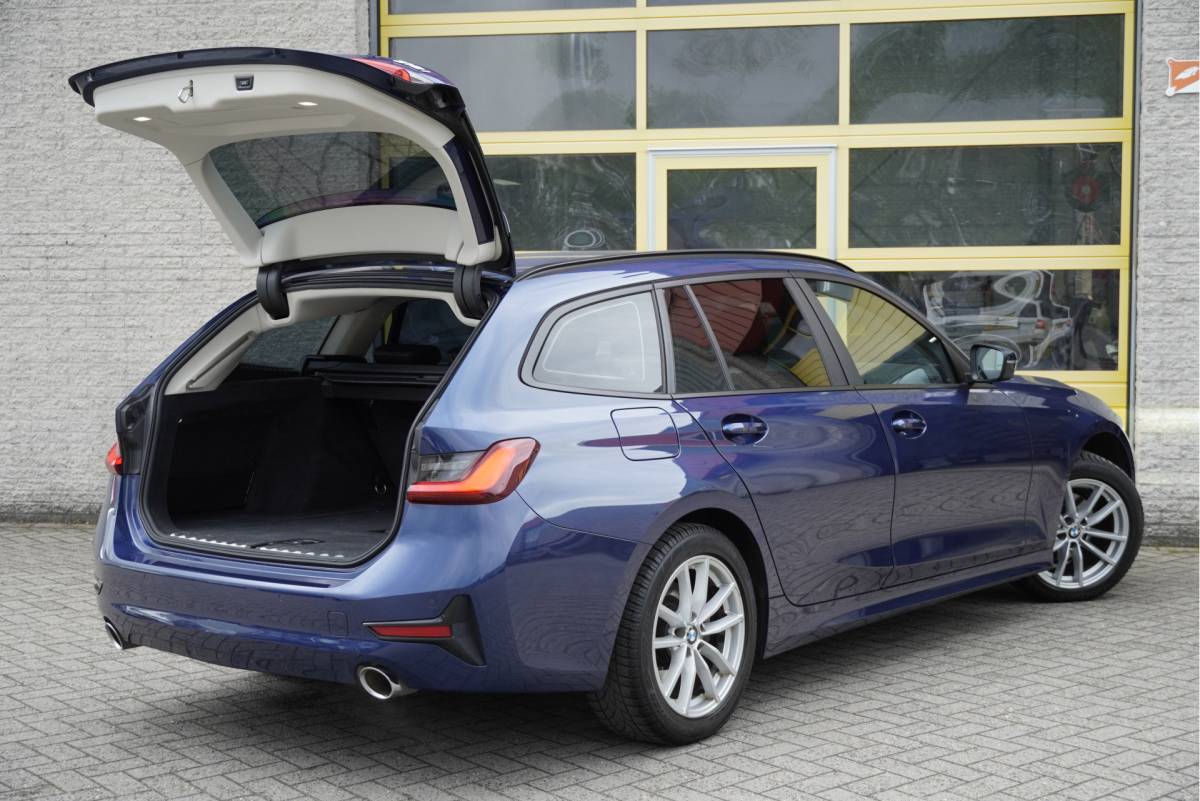 BMW 3 Serie BMW 3-serie Touring 318i Automaat! Business Edition Plus BJ2022 Lmv 17″ | Led V+A | Pdc | Elek. achterklep | App-Connect | Navi | Virtual cockpit | Climate control | Cruise control | Lederen bekleding | Sportstoelen | Verwarmde voorstoelen | Getint glas