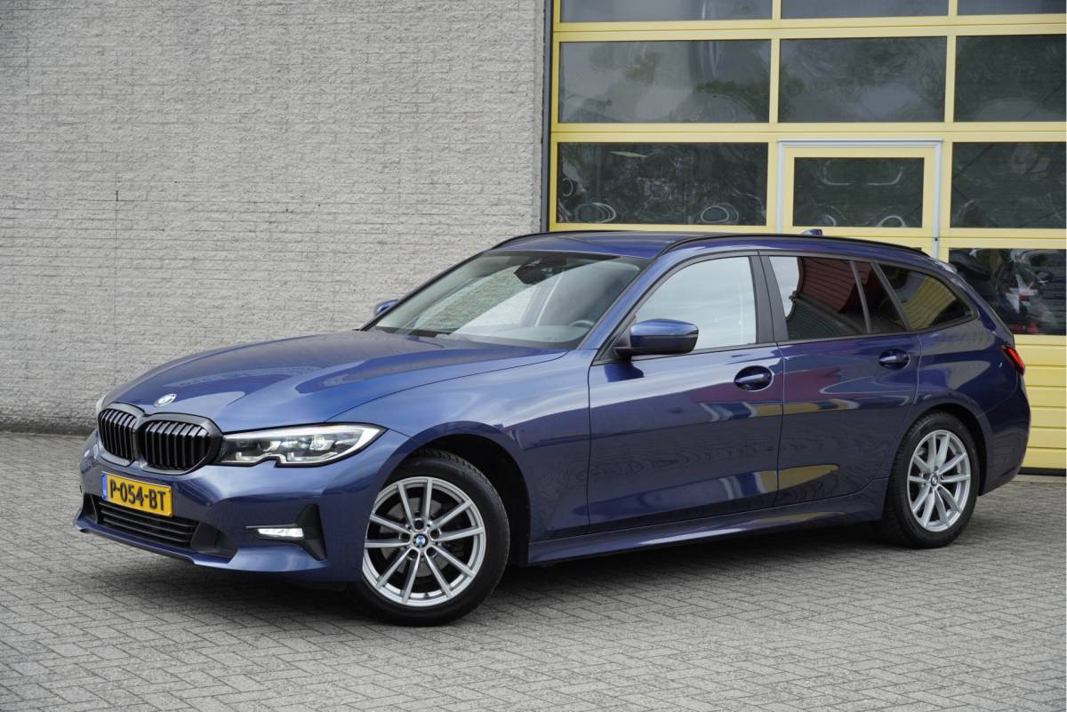 BMW 3 Serie BMW 3-serie Touring 318i Automaat! Business Edition Plus BJ2022 Lmv 17″ | Led V+A | Pdc | Elek. achterklep | App-Connect | Navi | Virtual cockpit | Climate control | Cruise control | Lederen bekleding | Sportstoelen | Verwarmde voorstoelen | Getint glas