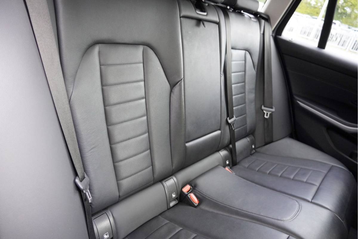 BMW 3 Serie BMW 3-serie Touring 318i Automaat! Business Edition Plus BJ2022 Lmv 17″ | Led V+A | Pdc | Elek. achterklep | App-Connect | Navi | Virtual cockpit | Climate control | Cruise control | Lederen bekleding | Sportstoelen | Verwarmde voorstoelen | Getint glas