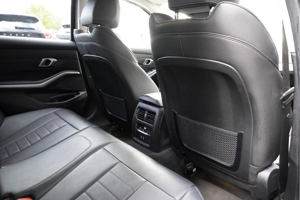 BMW 3 Serie BMW 3-serie Touring 318i Automaat! Business Edition Plus BJ2022 Lmv 17″ | Led V+A | Pdc | Elek. achterklep | App-Connect | Navi | Virtual cockpit | Climate control | Cruise control | Lederen bekleding | Sportstoelen | Verwarmde voorstoelen | Getint glas