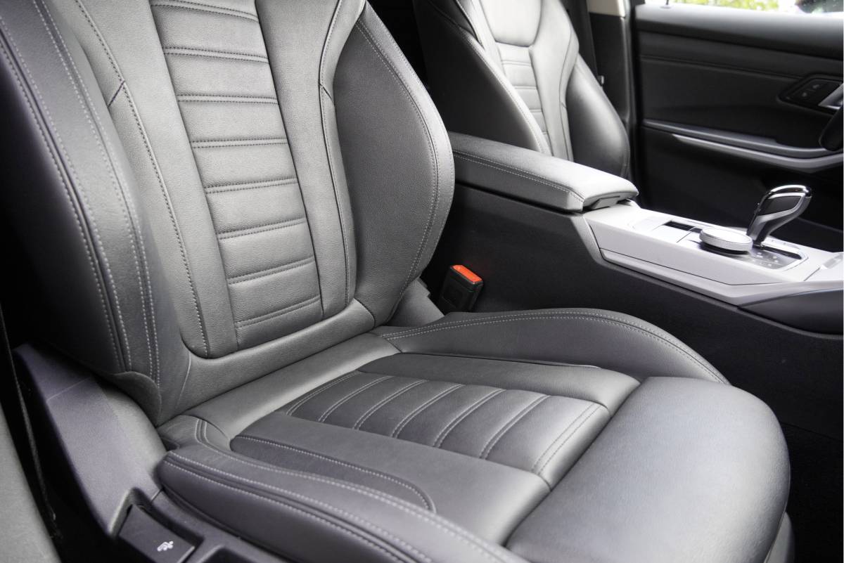 BMW 3 Serie BMW 3-serie Touring 318i Automaat! Business Edition Plus BJ2022 Lmv 17″ | Led V+A | Pdc | Elek. achterklep | App-Connect | Navi | Virtual cockpit | Climate control | Cruise control | Lederen bekleding | Sportstoelen | Verwarmde voorstoelen | Getint glas