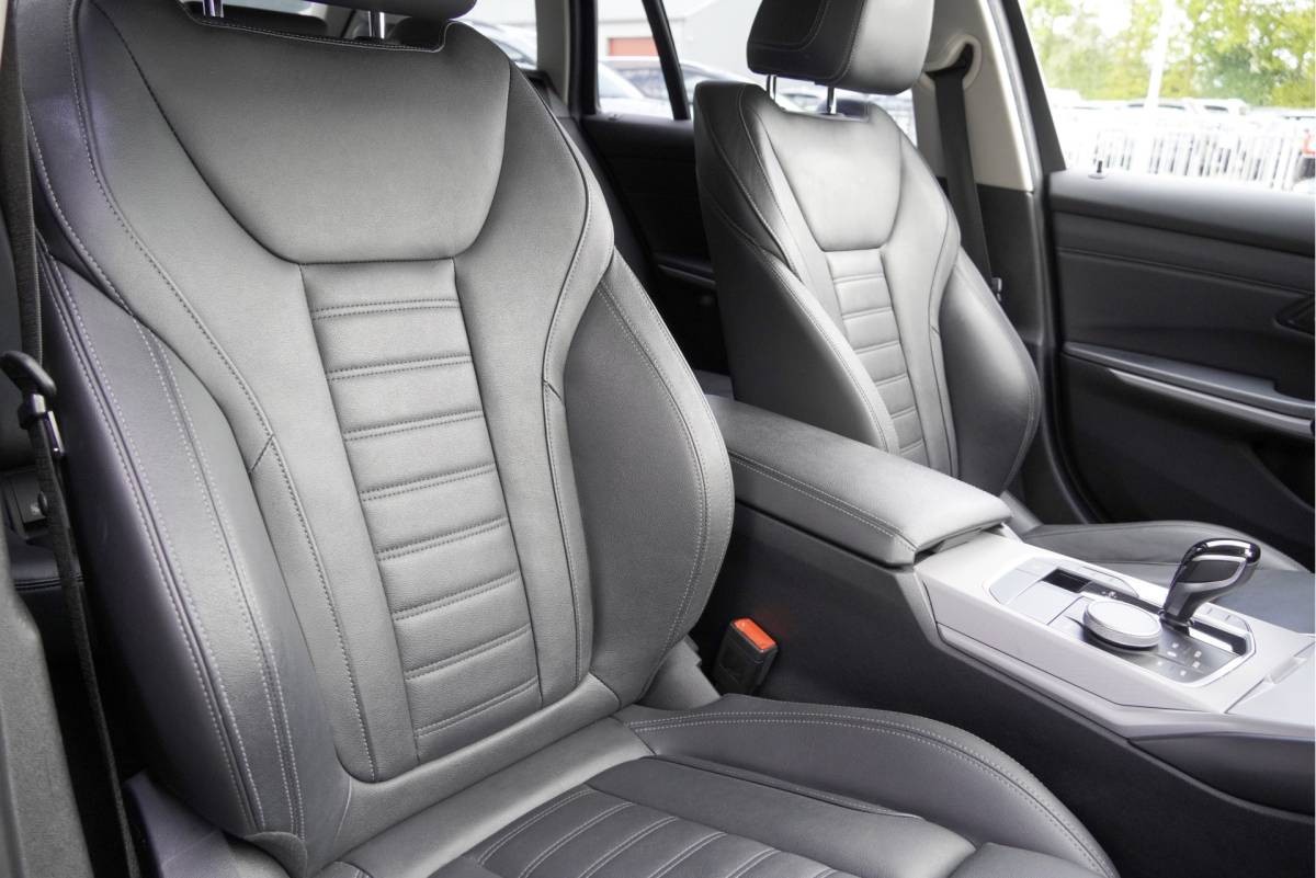 BMW 3 Serie BMW 3-serie Touring 318i Automaat! Business Edition Plus BJ2022 Lmv 17″ | Led V+A | Pdc | Elek. achterklep | App-Connect | Navi | Virtual cockpit | Climate control | Cruise control | Lederen bekleding | Sportstoelen | Verwarmde voorstoelen | Getint glas