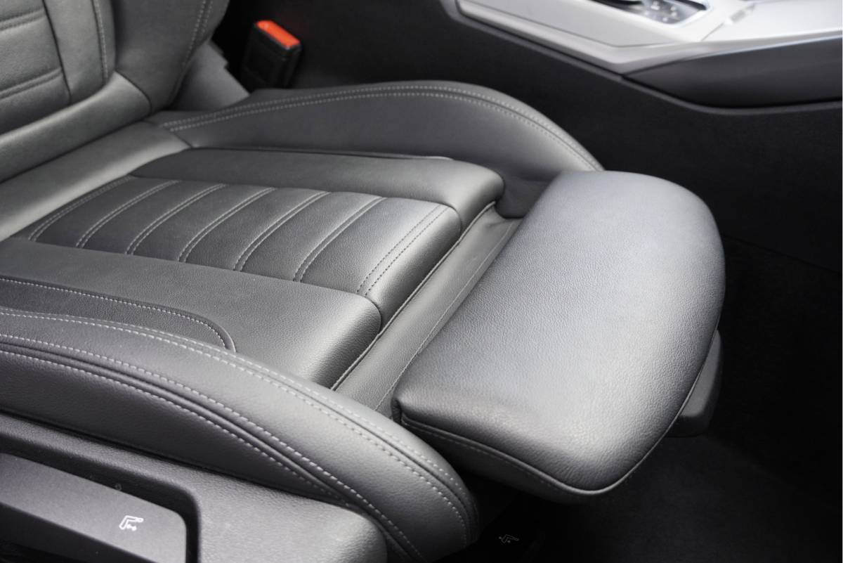 BMW 3 Serie BMW 3-serie Touring 318i Automaat! Business Edition Plus BJ2022 Lmv 17″ | Led V+A | Pdc | Elek. achterklep | App-Connect | Navi | Virtual cockpit | Climate control | Cruise control | Lederen bekleding | Sportstoelen | Verwarmde voorstoelen | Getint glas