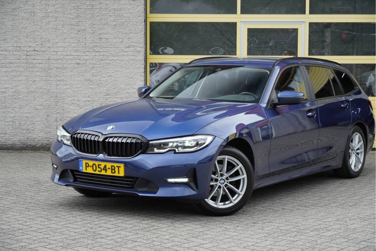 BMW 3 Serie BMW 3-serie Touring 318i Automaat! Business Edition Plus BJ2022 Lmv 17″ | Led V+A | Pdc | Elek. achterklep | App-Connect | Navi | Virtual cockpit | Climate control | Cruise control | Lederen bekleding | Sportstoelen | Verwarmde voorstoelen | Getint glas