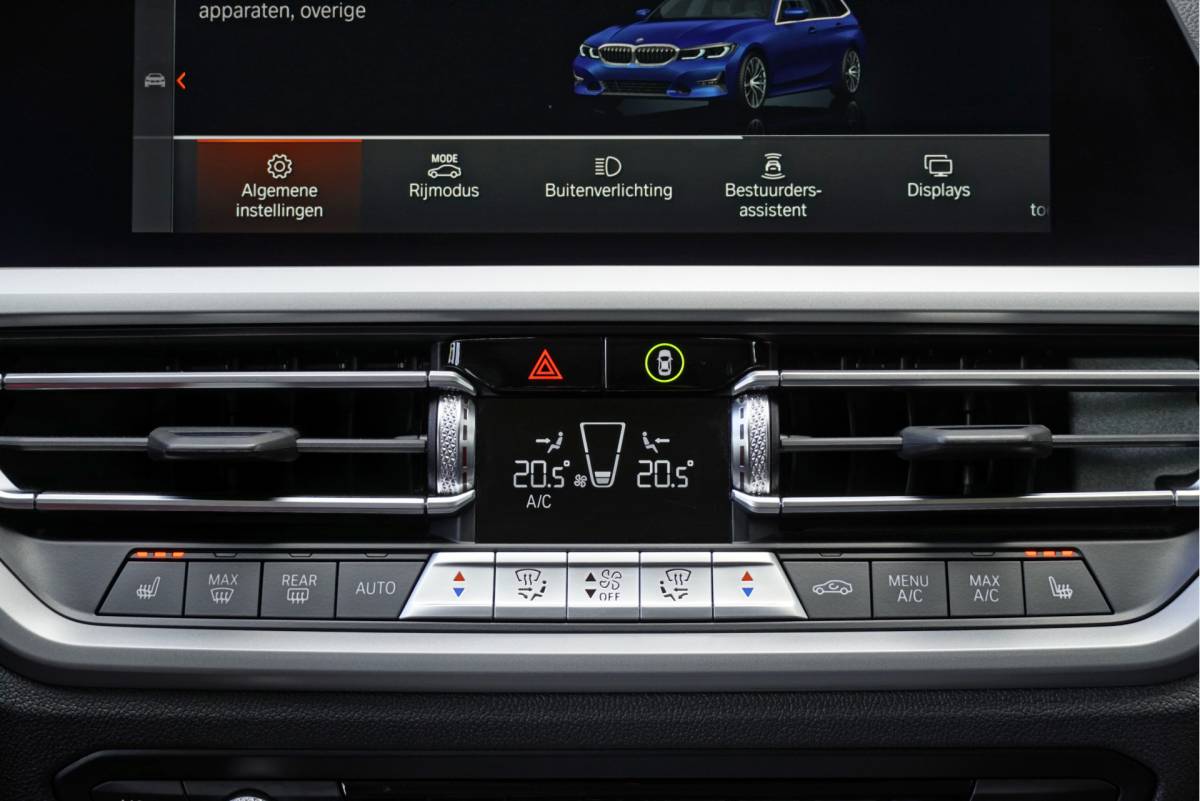 BMW 3 Serie BMW 3-serie Touring 318i Automaat! Business Edition Plus BJ2022 Lmv 17″ | Led V+A | Pdc | Elek. achterklep | App-Connect | Navi | Virtual cockpit | Climate control | Cruise control | Lederen bekleding | Sportstoelen | Verwarmde voorstoelen | Getint glas