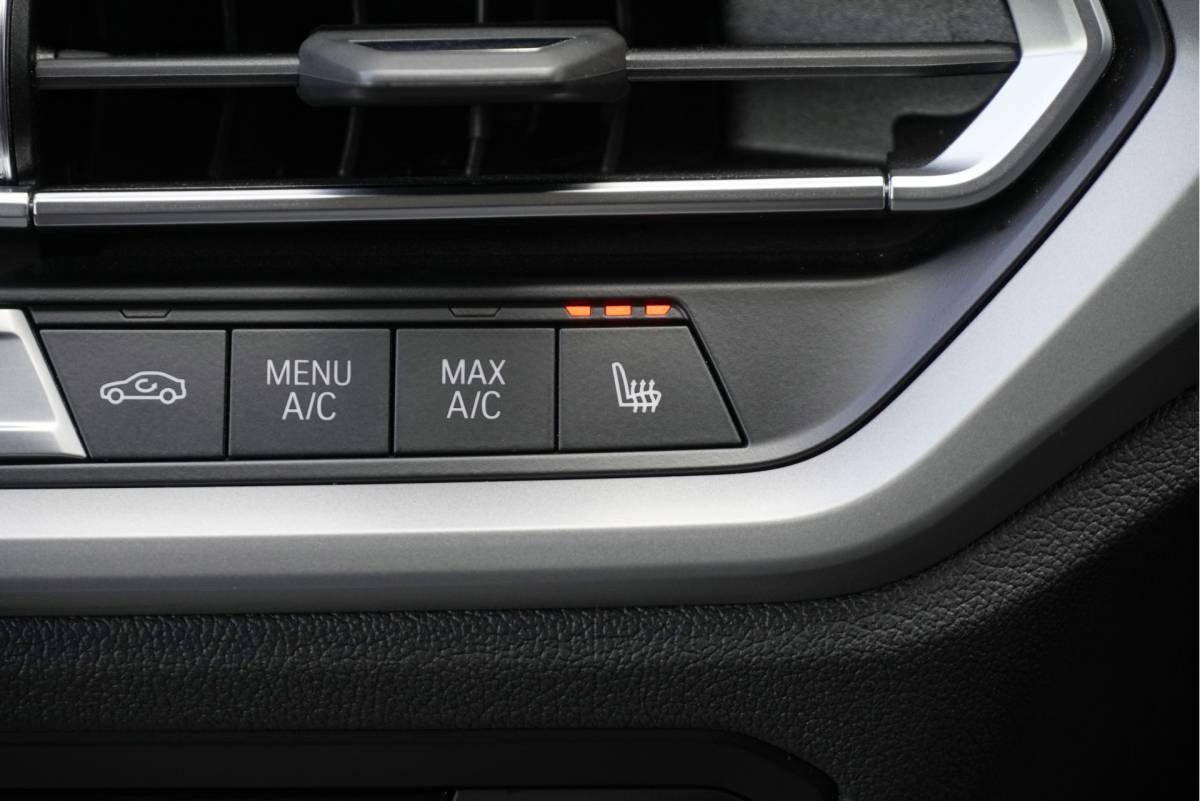 BMW 3 Serie BMW 3-serie Touring 318i Automaat! Business Edition Plus BJ2022 Lmv 17″ | Led V+A | Pdc | Elek. achterklep | App-Connect | Navi | Virtual cockpit | Climate control | Cruise control | Lederen bekleding | Sportstoelen | Verwarmde voorstoelen | Getint glas