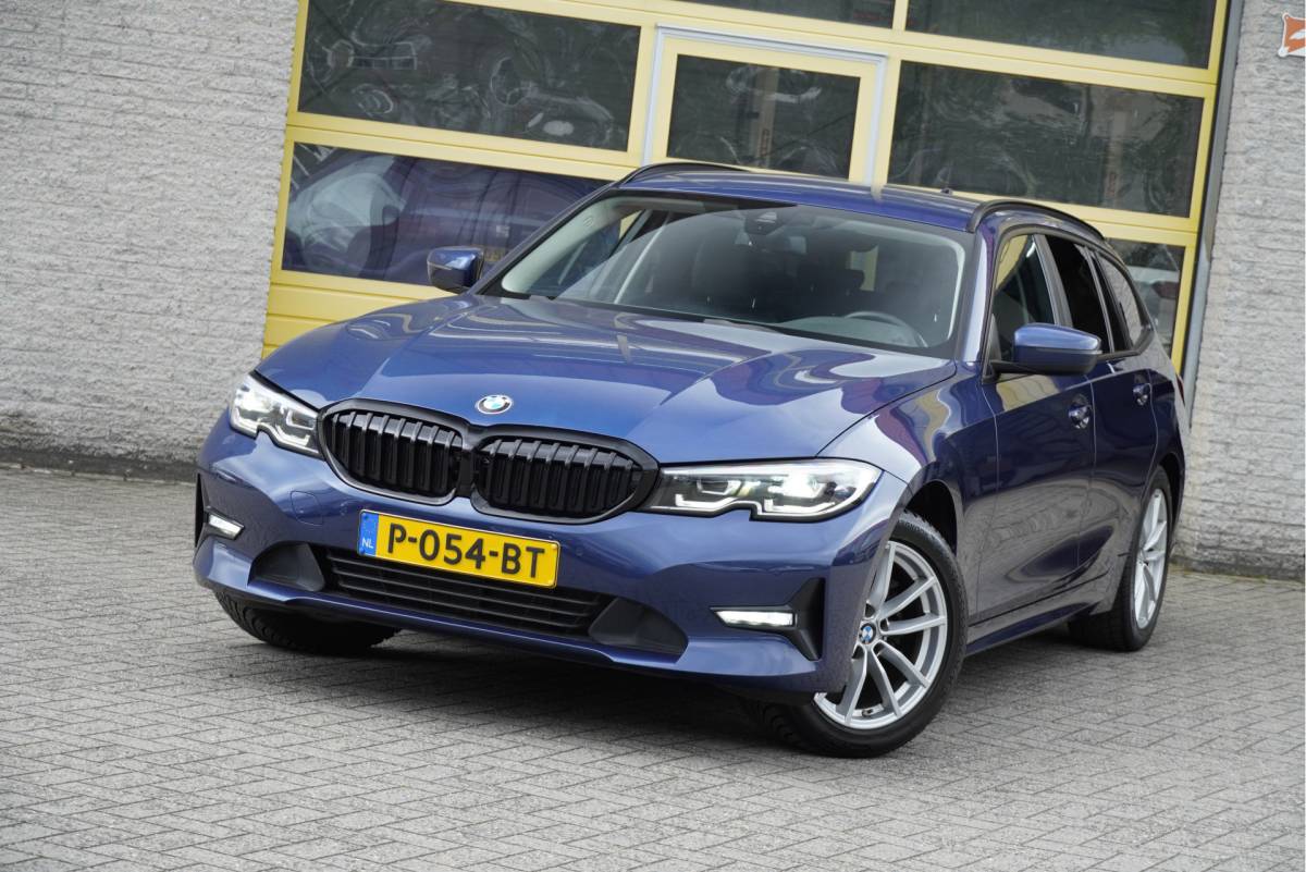 BMW 3 Serie BMW 3-serie Touring 318i Automaat! Business Edition Plus BJ2022 Lmv 17″ | Led V+A | Pdc | Elek. achterklep | App-Connect | Navi | Virtual cockpit | Climate control | Cruise control | Lederen bekleding | Sportstoelen | Verwarmde voorstoelen | Getint glas
