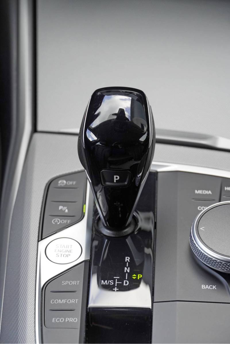 BMW 3 Serie BMW 3-serie Touring 318i Automaat! Business Edition Plus BJ2022 Lmv 17″ | Led V+A | Pdc | Elek. achterklep | App-Connect | Navi | Virtual cockpit | Climate control | Cruise control | Lederen bekleding | Sportstoelen | Verwarmde voorstoelen | Getint glas