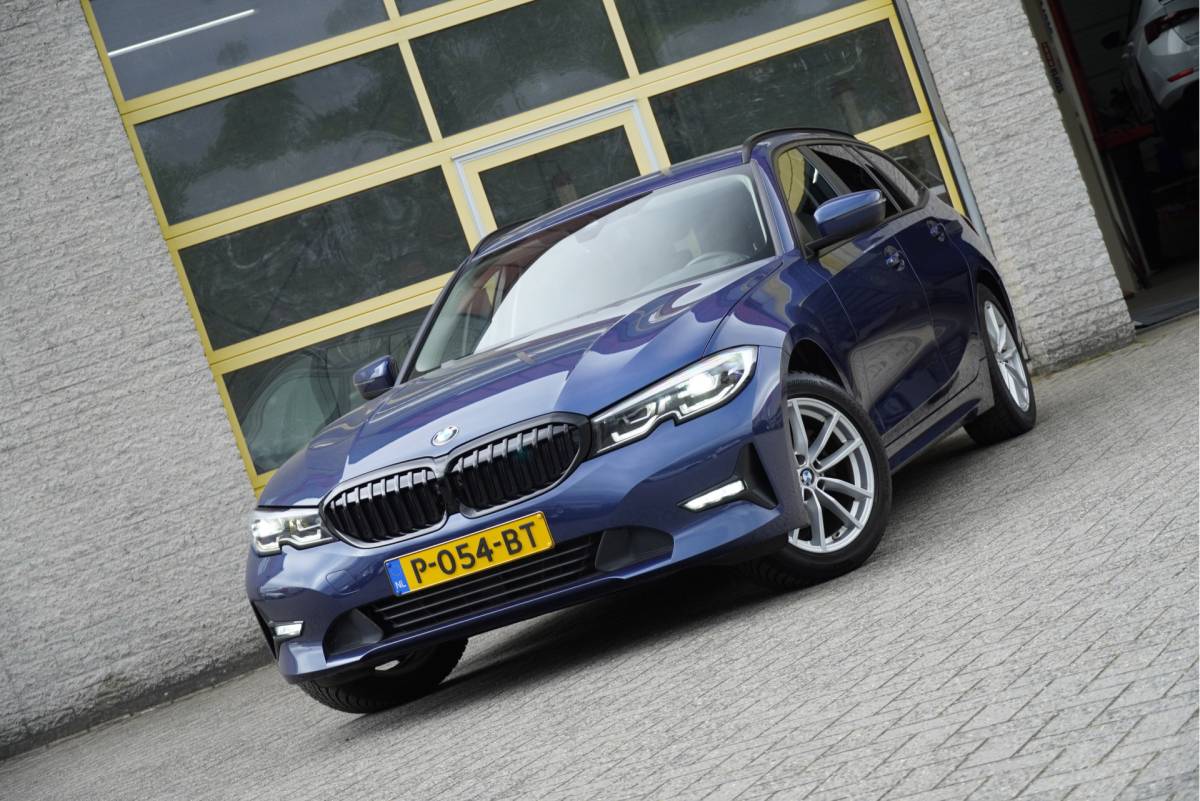BMW 3 Serie BMW 3-serie Touring 318i Automaat! Business Edition Plus BJ2022 Lmv 17″ | Led V+A | Pdc | Elek. achterklep | App-Connect | Navi | Virtual cockpit | Climate control | Cruise control | Lederen bekleding | Sportstoelen | Verwarmde voorstoelen | Getint glas