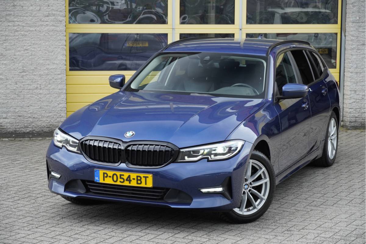 BMW 3 Serie BMW 3-serie Touring 318i Automaat! Business Edition Plus BJ2022 Lmv 17″ | Led V+A | Pdc | Elek. achterklep | App-Connect | Navi | Virtual cockpit | Climate control | Cruise control | Lederen bekleding | Sportstoelen | Verwarmde voorstoelen | Getint glas