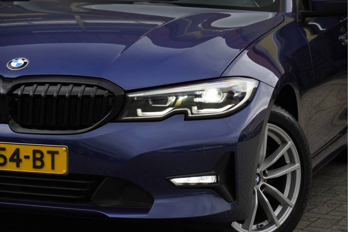 BMW 3 Serie BMW 3-serie Touring 318i Automaat! Business Edition Plus BJ2022 Lmv 17″ | Led V+A | Pdc | Elek. achterklep | App-Connect | Navi | Virtual cockpit | Climate control | Cruise control | Lederen bekleding | Sportstoelen | Verwarmde voorstoelen | Getint glas