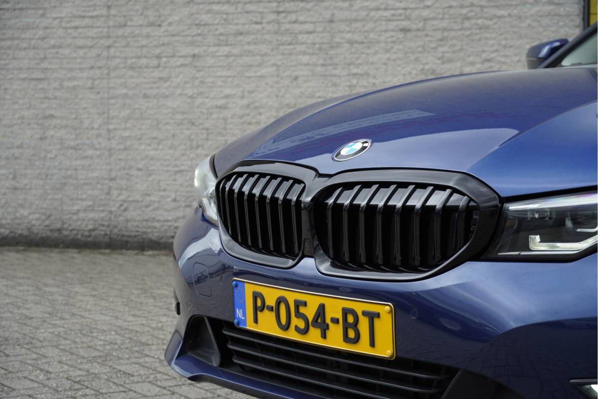 BMW 3 Serie BMW 3-serie Touring 318i Automaat! Business Edition Plus BJ2022 Lmv 17″ | Led V+A | Pdc | Elek. achterklep | App-Connect | Navi | Virtual cockpit | Climate control | Cruise control | Lederen bekleding | Sportstoelen | Verwarmde voorstoelen | Getint glas