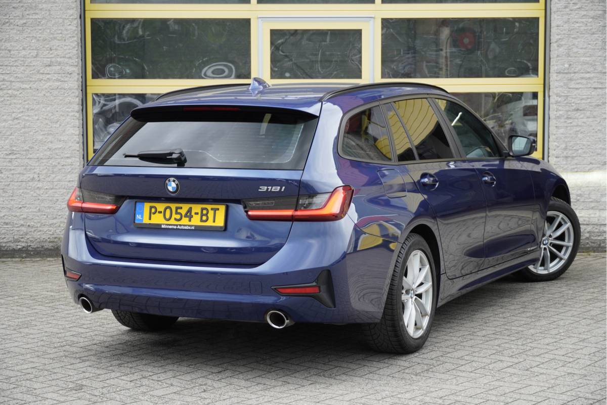 BMW 3 Serie BMW 3-serie Touring 318i Automaat! Business Edition Plus BJ2022 Lmv 17″ | Led V+A | Pdc | Elek. achterklep | App-Connect | Navi | Virtual cockpit | Climate control | Cruise control | Lederen bekleding | Sportstoelen | Verwarmde voorstoelen | Getint glas