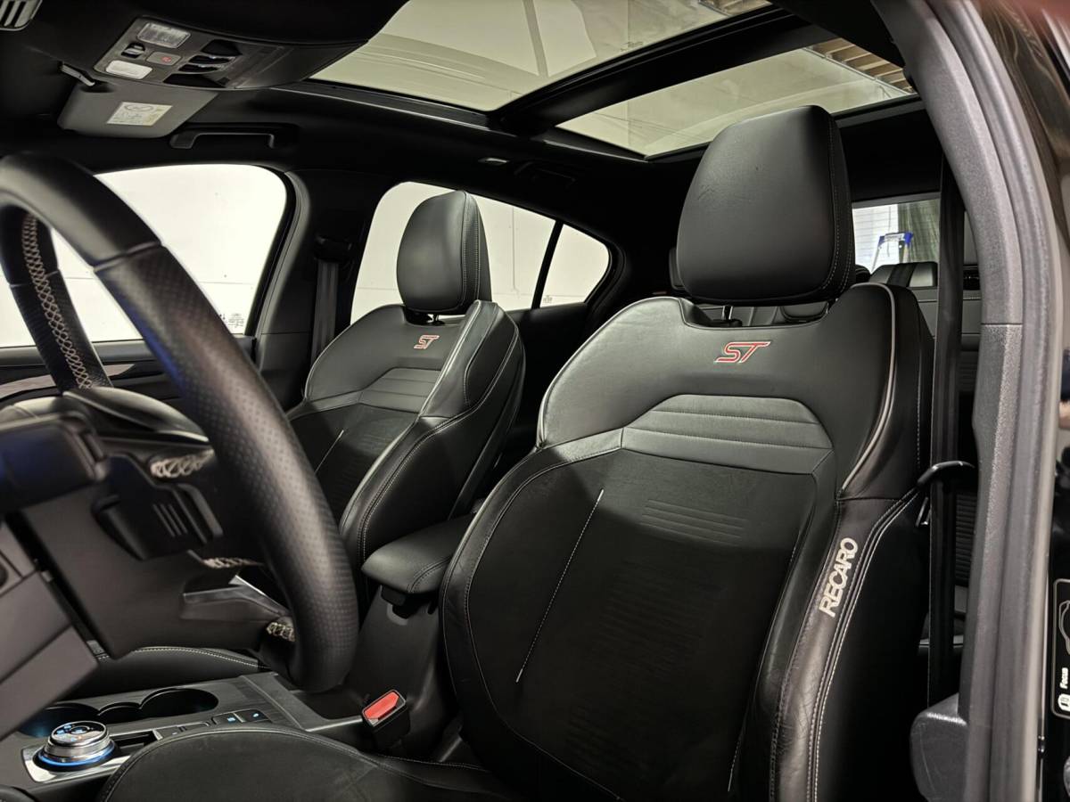 Ford Focus Ford Focus 2.3 EcoBoost ST-3 Pano Camera Recaro Navi Stoelv