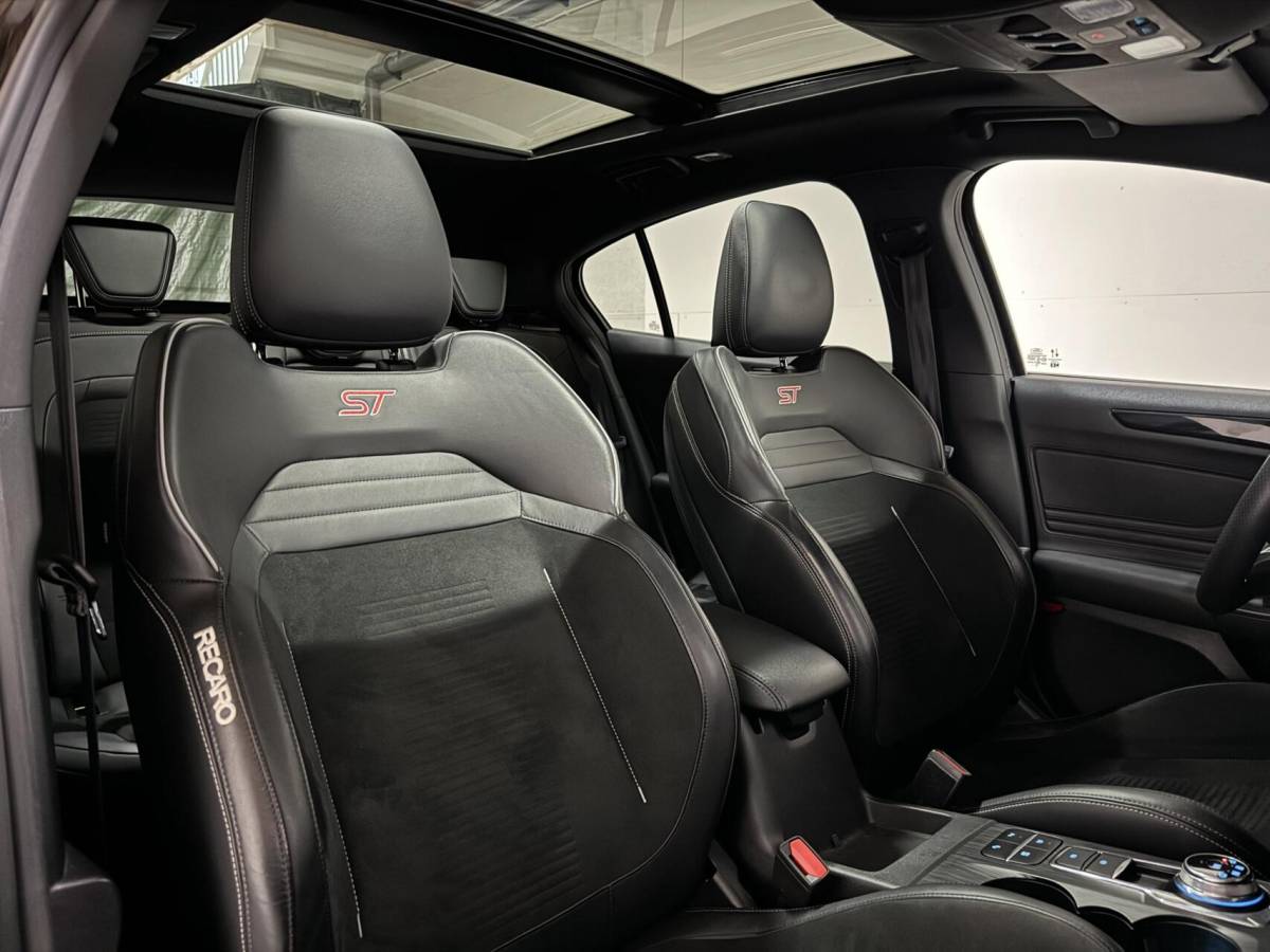 Ford Focus Ford Focus 2.3 EcoBoost ST-3 Pano Camera Recaro Navi Stoelv