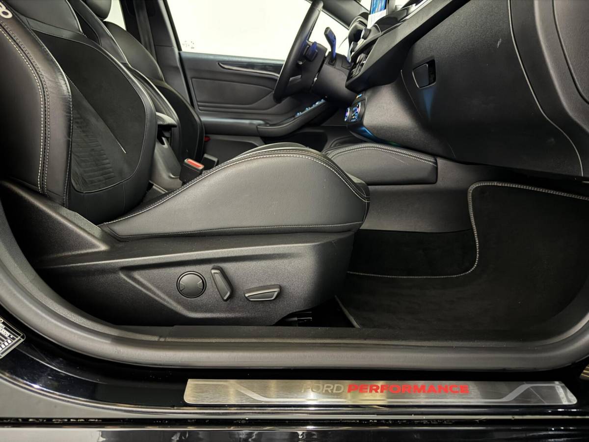 Ford Focus Ford Focus 2.3 EcoBoost ST-3 Pano Camera Recaro Navi Stoelv