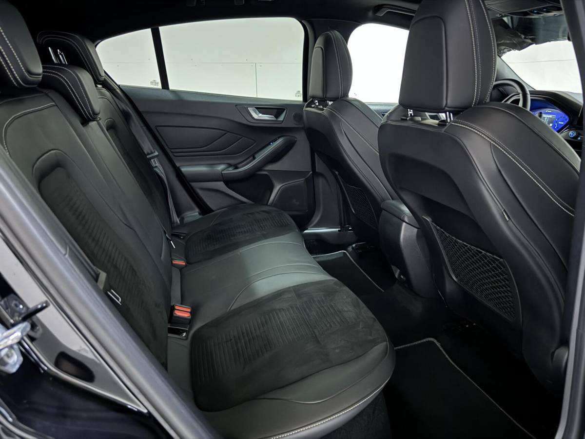Ford Focus Ford Focus 2.3 EcoBoost ST-3 Pano Camera Recaro Navi Stoelv