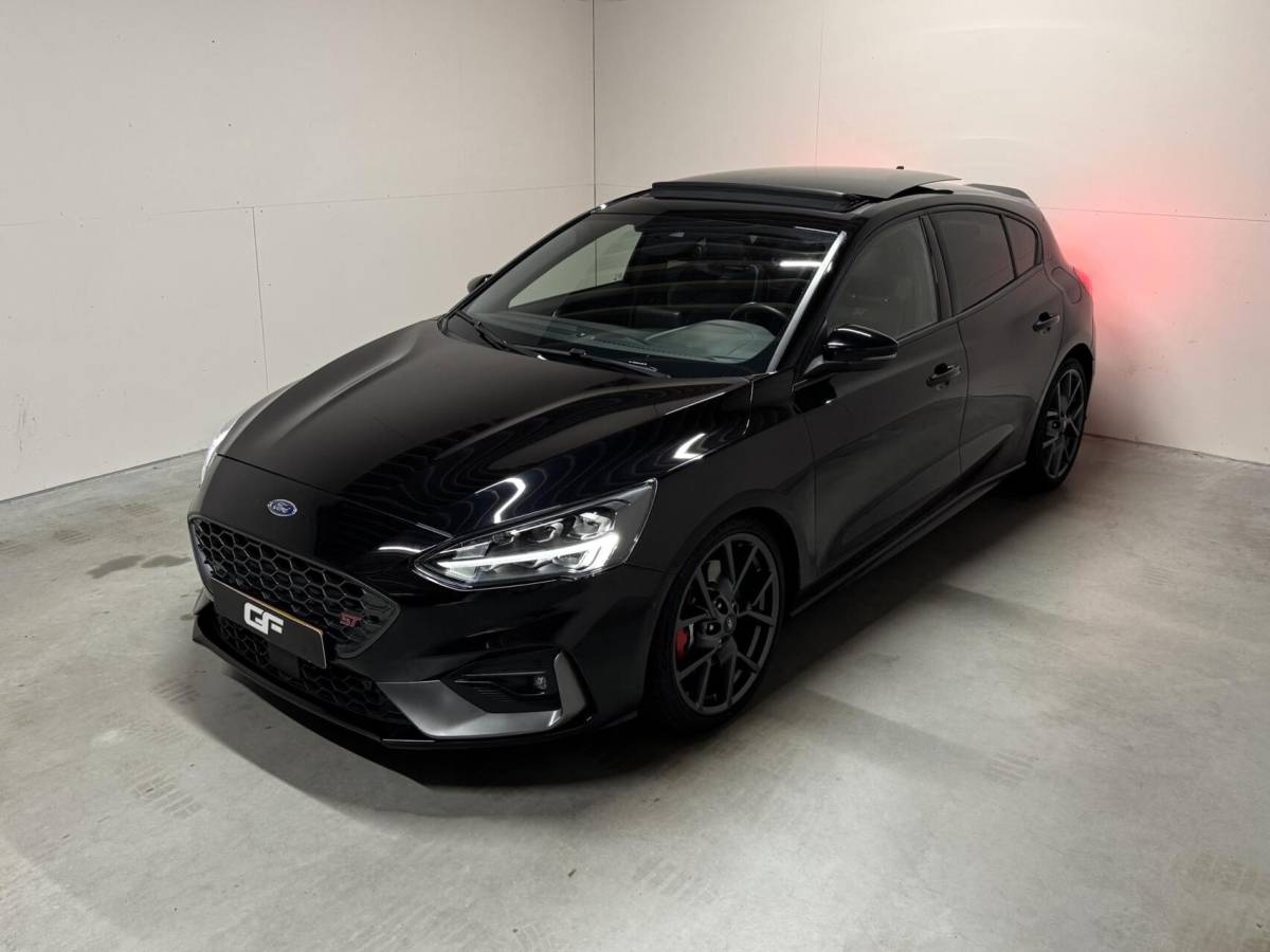 Ford Focus Ford Focus 2.3 EcoBoost ST-3 Pano Camera Recaro Navi Stoelv