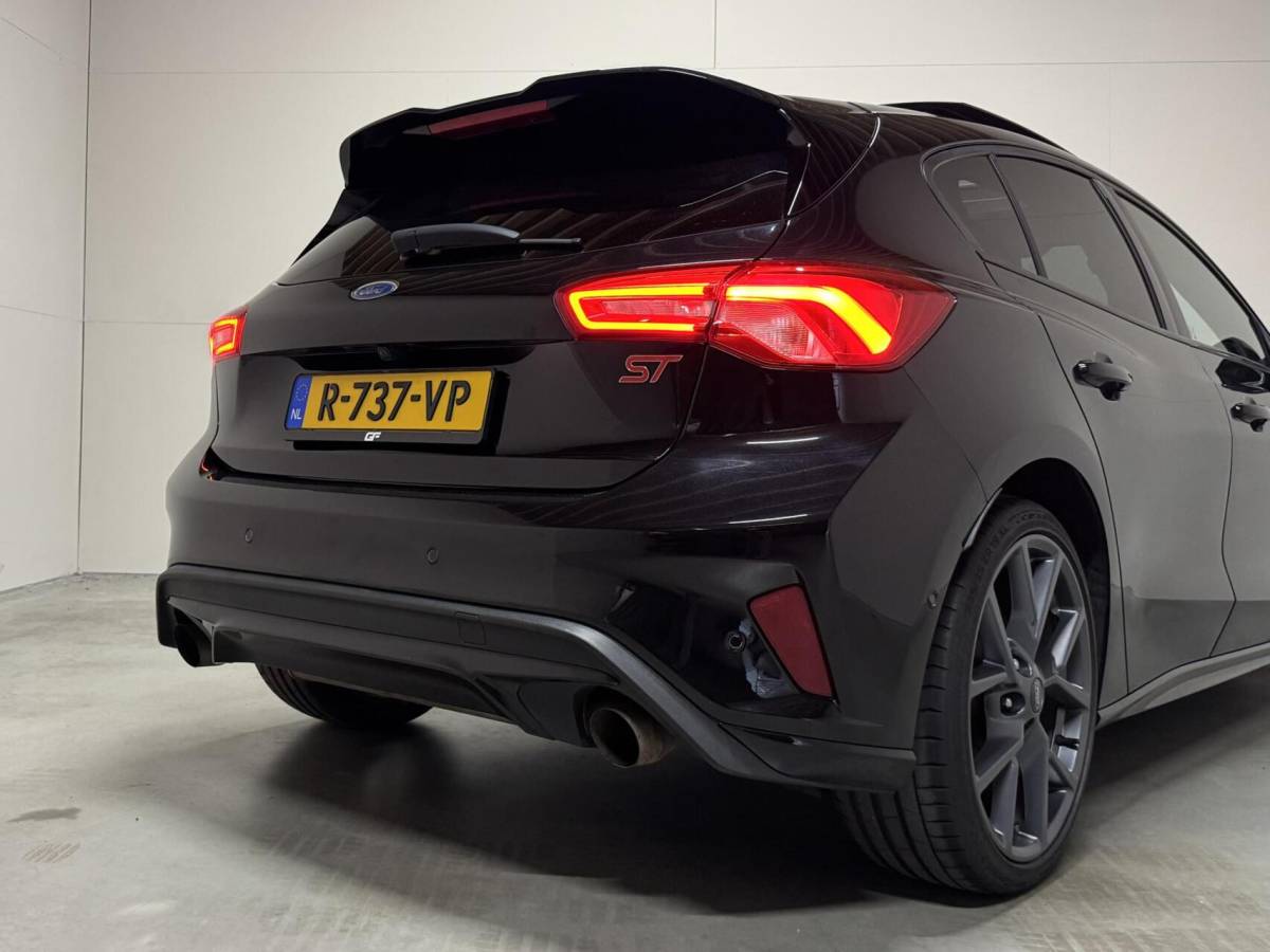 Ford Focus Ford Focus 2.3 EcoBoost ST-3 Pano Camera Recaro Navi Stoelv