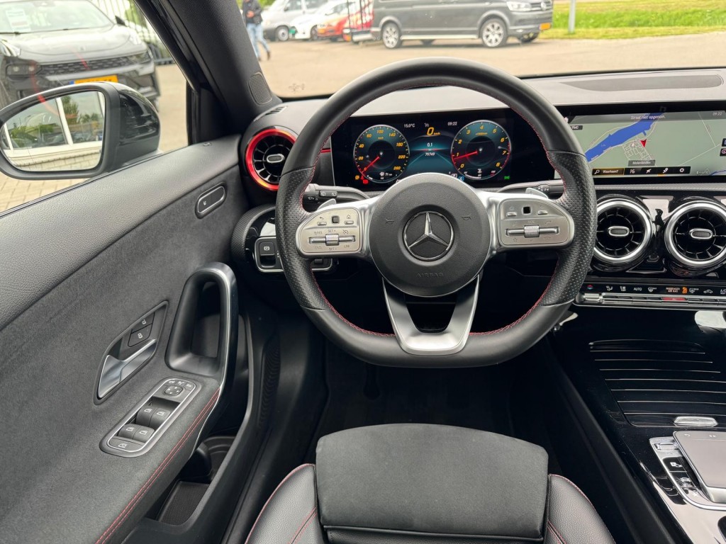 Mercedes-Benz A-Klasse Mercedes-benz A-klasse 200 AMG Aeropakket Panorama Alcantara Camera ACC origineel Nederlands!