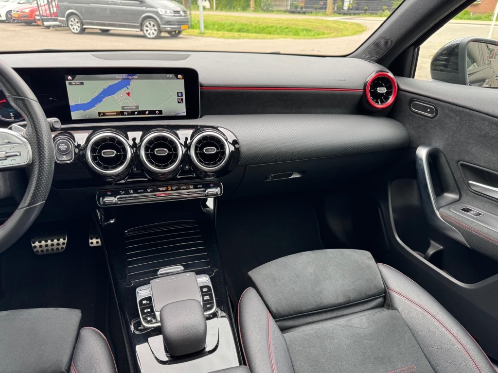 Mercedes-Benz A-Klasse Mercedes-benz A-klasse 200 AMG Aeropakket Panorama Alcantara Camera ACC origineel Nederlands!