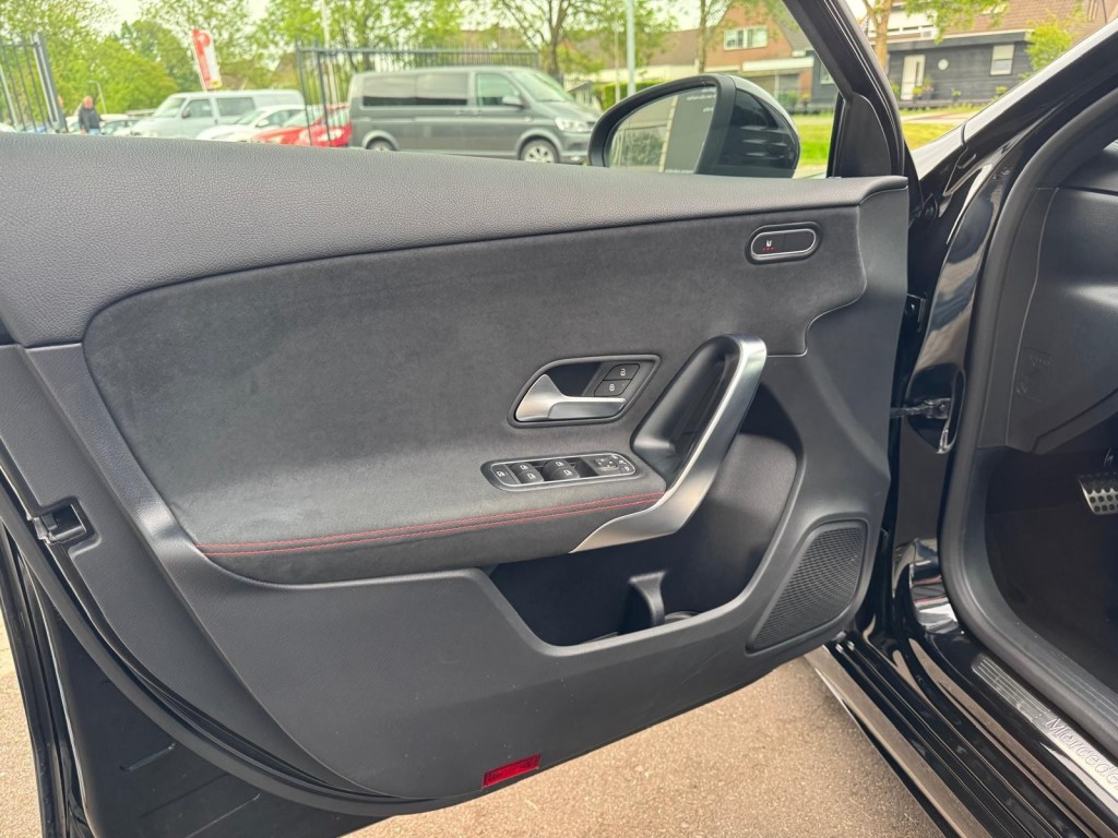 Mercedes-Benz A-Klasse Mercedes-benz A-klasse 200 AMG Aeropakket Panorama Alcantara Camera ACC origineel Nederlands!