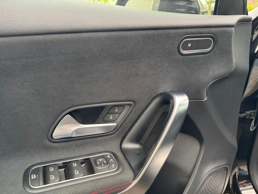 Mercedes-Benz A-Klasse Mercedes-benz A-klasse 200 AMG Aeropakket Panorama Alcantara Camera ACC origineel Nederlands!