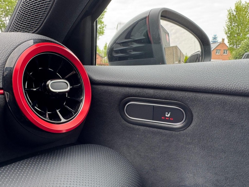 Mercedes-Benz A-Klasse Mercedes-benz A-klasse 200 AMG Aeropakket Panorama Alcantara Camera ACC origineel Nederlands!