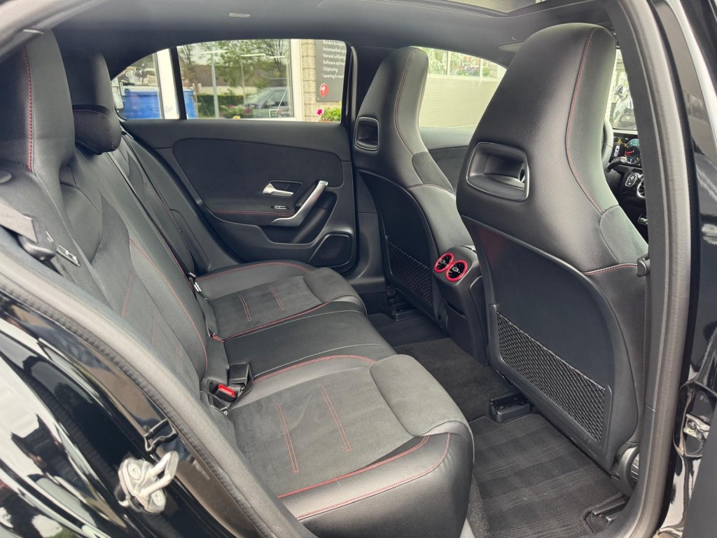 Mercedes-Benz A-Klasse Mercedes-benz A-klasse 200 AMG Aeropakket Panorama Alcantara Camera ACC origineel Nederlands!
