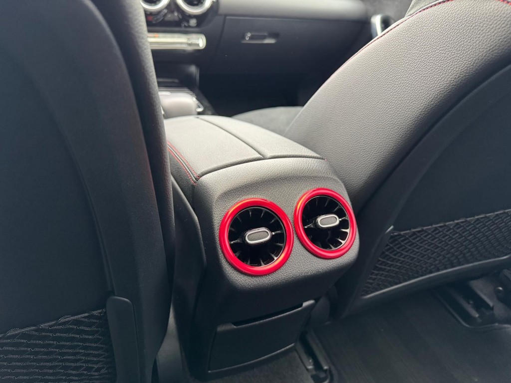 Mercedes-Benz A-Klasse Mercedes-benz A-klasse 200 AMG Aeropakket Panorama Alcantara Camera ACC origineel Nederlands!