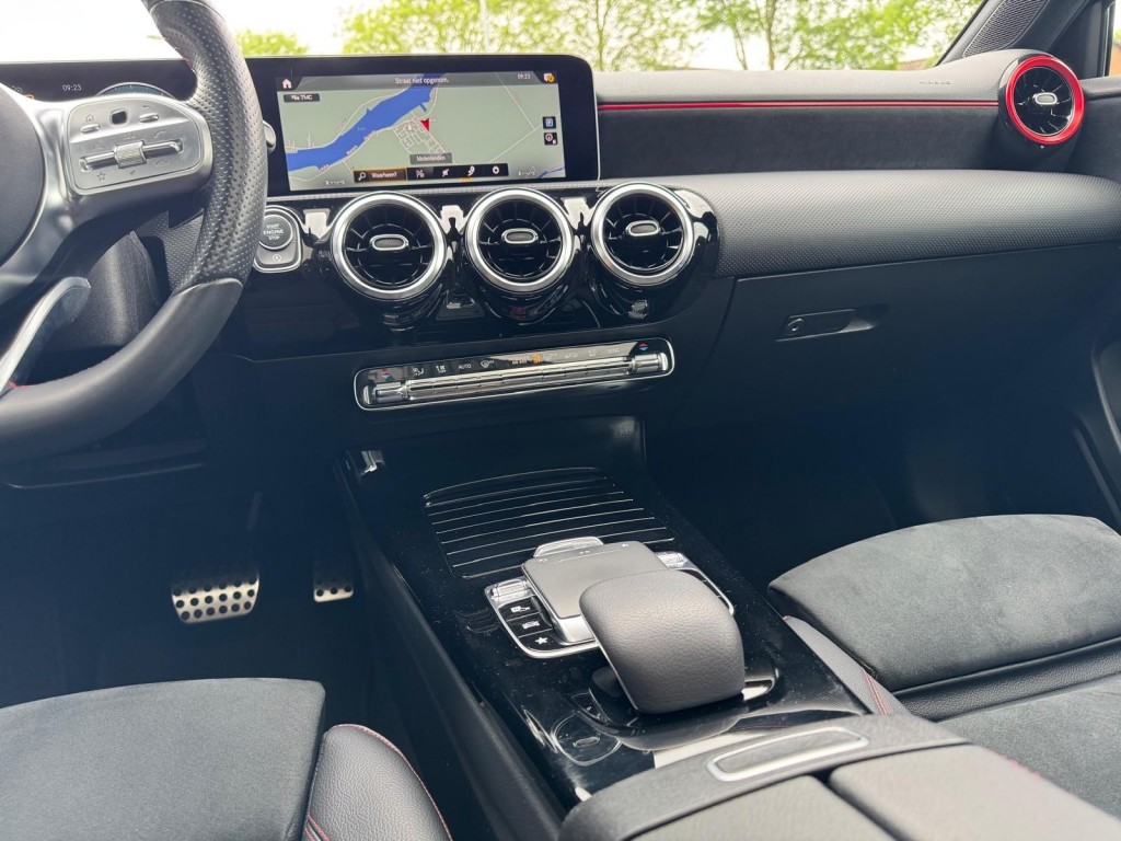 Mercedes-Benz A-Klasse Mercedes-benz A-klasse 200 AMG Aeropakket Panorama Alcantara Camera ACC origineel Nederlands!
