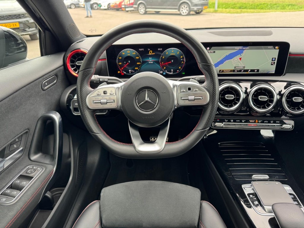 Mercedes-Benz A-Klasse Mercedes-benz A-klasse 200 AMG Aeropakket Panorama Alcantara Camera ACC origineel Nederlands!