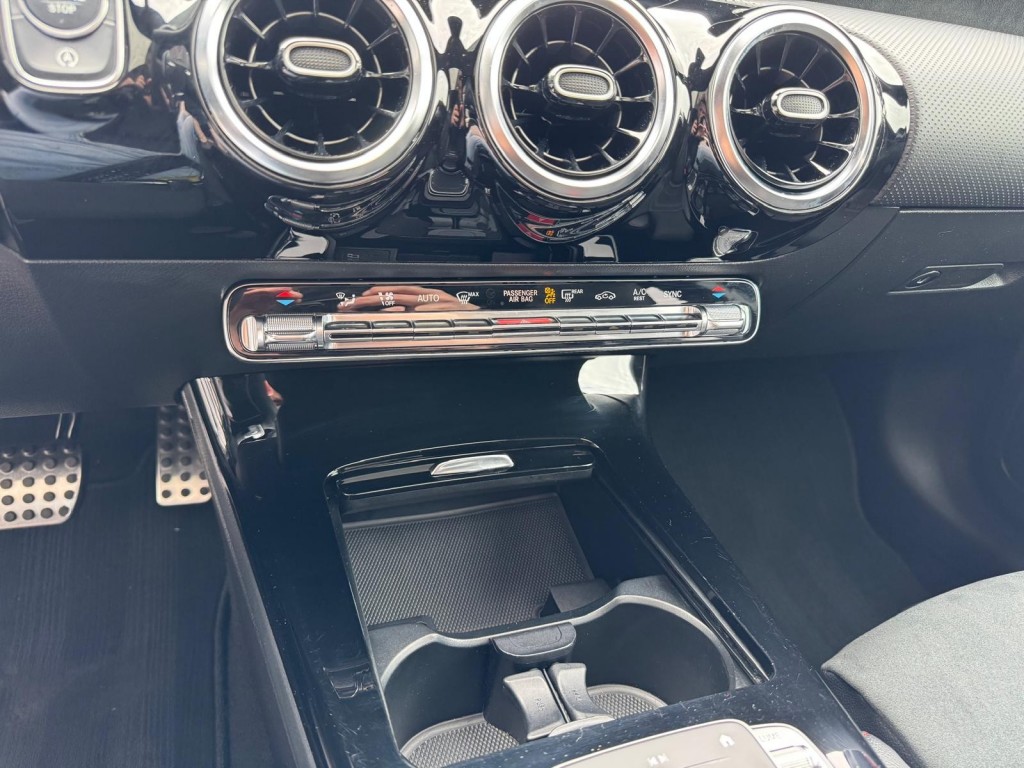 Mercedes-Benz A-Klasse Mercedes-benz A-klasse 200 AMG Aeropakket Panorama Alcantara Camera ACC origineel Nederlands!