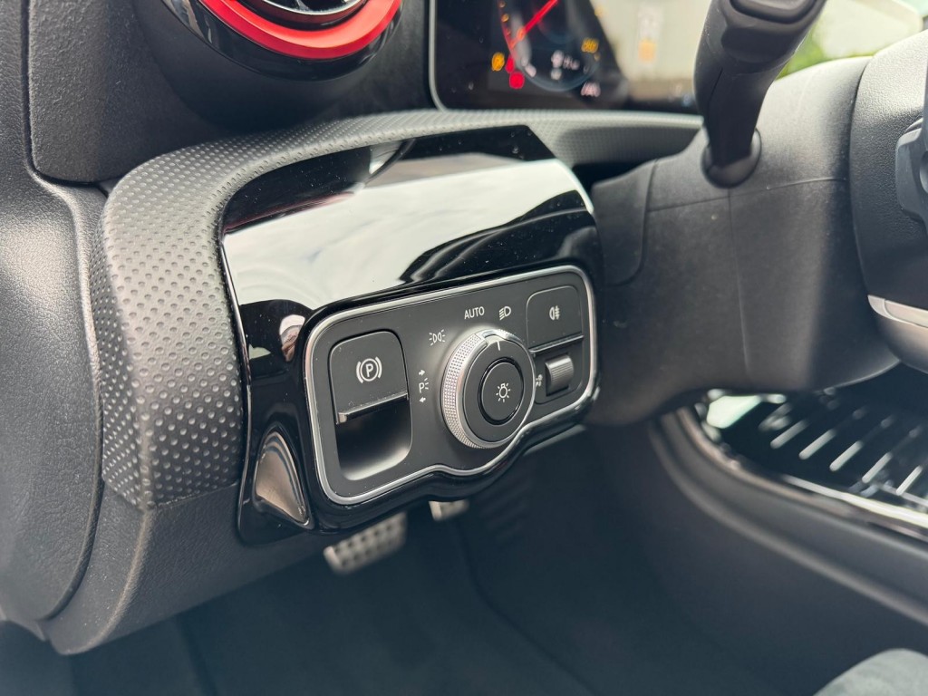 Mercedes-Benz A-Klasse Mercedes-benz A-klasse 200 AMG Aeropakket Panorama Alcantara Camera ACC origineel Nederlands!