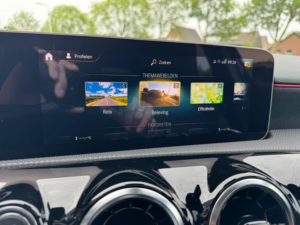 Mercedes-Benz A-Klasse Mercedes-benz A-klasse 200 AMG Aeropakket Panorama Alcantara Camera ACC origineel Nederlands!
