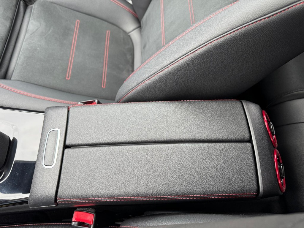 Mercedes-Benz A-Klasse Mercedes-benz A-klasse 200 AMG Aeropakket Panorama Alcantara Camera ACC origineel Nederlands!